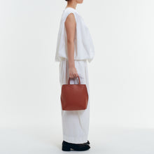 Load image into Gallery viewer, COURTNEY ORLA(コートニーオーラ)のSLOPE TOTE S(バッグ)のモデル着用写真