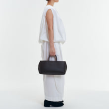 Load image into Gallery viewer, COURTNEY ORLA(コートニーオーラ)のSLOPE WINE TOTE(バッグ)のモデル着用写真
