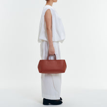 Load image into Gallery viewer, COURTNEY ORLA(コートニーオーラ)のSLOPE WINE TOTE(バッグ)のモデル着用写真