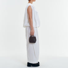 Load image into Gallery viewer, COURTNEY ORLA(コートニーオーラ)のSLOPE TOTE SUPER MINI(バッグ)のモデル着用写真