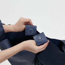 Load image into Gallery viewer, COURTNEY ORLA(コートニーオーラ)のSEVEN SHOPPER L(バッグ)のマグネット部分の写真