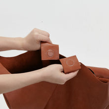 Load image into Gallery viewer, COURTNEY ORLA(コートニーオーラ)のSEVEN SHOPPER L(バッグ)のマグネット部分の写真
