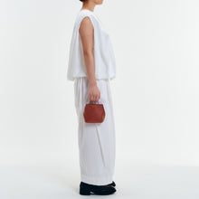 Load image into Gallery viewer, COURTNEY ORLA(コートニーオーラ)のSLOPE TOTE SUPER MINI(バッグ)のモデル着用写真