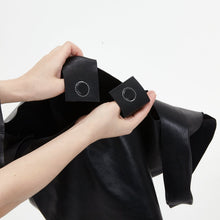 Load image into Gallery viewer, COURTNEY ORLA(コートニーオーラ)のSEVEN SHOPPER L(バッグ)のマグネット部分の写真