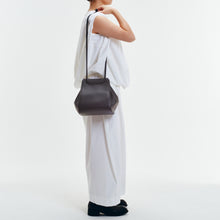 Load image into Gallery viewer, COURTNEY ORLA(コートニーオーラ)のORB M(バッグ)のモデル着用写真