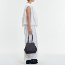 Load image into Gallery viewer, COURTNEY ORLA(コートニーオーラ)のORB M(バッグ)のモデル着用写真