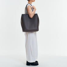 Load image into Gallery viewer, COURTNEY ORLA(コートニーオーラ)のSLOPE TOTE L WITH SHOULDER HANDLE(バッグ)のモデル着用写真