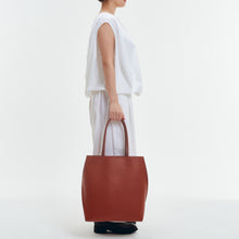 Load image into Gallery viewer, COURTNEY ORLA(コートニーオーラ)のSLOPE TOTE L WITH SHOULDER HANDLE(バッグ)のモデル着用写真