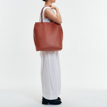 Load image into Gallery viewer, COURTNEY ORLA(コートニーオーラ)のSLOPE TOTE L WITH SHOULDER HANDLE(バッグ)のモデル着用写真