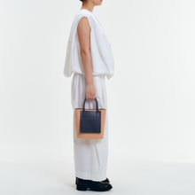 Load image into Gallery viewer, COURTNEY ORLA(コートニーオーラ)のINVERSE TOTE S(バッグ)のモデル着用写真