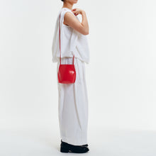 Load image into Gallery viewer, COURTNEY ORLA(コートニーオーラ)のSLOPE TOTE MINI(バッグ)のモデル着用写真