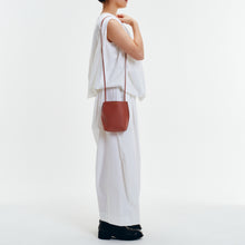 Load image into Gallery viewer, COURTNEY ORLA(コートニーオーラ)のSLOPE TOTE MINI(バッグ)のモデル着用写真