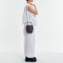 Load image into Gallery viewer, COURTNEY ORLA(コートニーオーラ)のSLOPE TOTE MINI(バッグ)のモデル着用写真