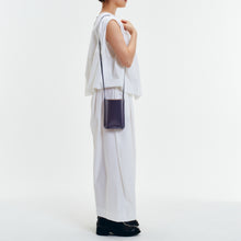 Load image into Gallery viewer, COURTNEY ORLA(コートニーオーラ)のCURVE TOTE MINI(バッグ)のモデル着用写真