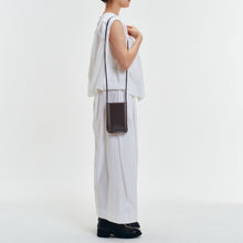 Load image into Gallery viewer, COURTNEY ORLA(コートニーオーラ)のCURVE TOTE MINI(バッグ)のモデル着用写真