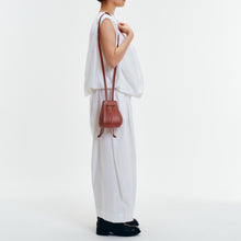 Load image into Gallery viewer, COURTNEY ORLA(コートニーオーラ)のORB MINI(バッグ)のモデル着用写真