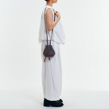 Load image into Gallery viewer, COURTNEY ORLA(コートニーオーラ)のORB MINI(バッグ)のモデル着用写真