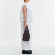 Load image into Gallery viewer, COURTNEY ORLA(コートニーオーラ)のSEVEN SHOPPER S(バッグ)をモデルが持っている写真