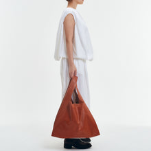 Load image into Gallery viewer, COURTNEY ORLA(コートニーオーラ)のSEVEN SHOPPER L(バッグ)をモデルが持っている写真