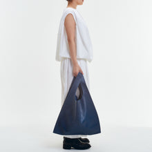 Load image into Gallery viewer, COURTNEY ORLA(コートニーオーラ)のSEVEN SHOPPER L(バッグ)をモデルが持っている写真
