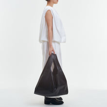 Load image into Gallery viewer, COURTNEY ORLA(コートニーオーラ)のSEVEN SHOPPER L(バッグ)をモデルが持っている写真