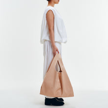 Load image into Gallery viewer, COURTNEY ORLA(コートニーオーラ)のSEVEN SHOPPER L(バッグ)をモデルが持っている写真
