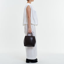 Load image into Gallery viewer, COURTNEY ORLA(コートニーオーラ)のSLOPE TOTE S(バッグ)のモデル着用写真