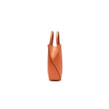 Load image into Gallery viewer, COURTNEY ORLA(コートニーオーラ)のSLOPE TOTE SUPER MINI(バッグ)の横からの写真