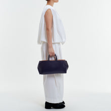 Load image into Gallery viewer, COURTNEY ORLA(コートニーオーラ)のSLOPE WINE TOTE(バッグ)のモデル着用写真