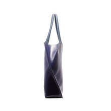 Load image into Gallery viewer, COURTNEY ORLA(コートニーオーラ)のSLOPE TOTE L WITH SHOULDER HANDLE(バッグ)の横からの写真