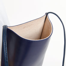 Load image into Gallery viewer, COURTNEY ORLA(コートニーオーラ)のCURVE TOTE MINI NAVY/IVORY(バッグ)の内側の写真