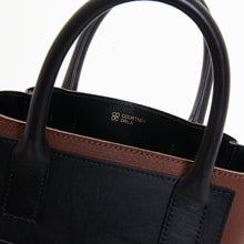 Load image into Gallery viewer, COURTNEY ORLA(コートニーオーラ)のINVERSE TOTE S(バッグ)の持ち手部分の写真