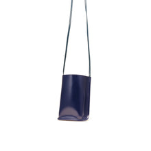 Load image into Gallery viewer, COURTNEY ORLA(コートニーオーラ)のCURVE TOTE MINI NAVY/IVORY(ショルダーバッグ)の斜めからの写真