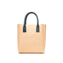 Load image into Gallery viewer, COURTNEY ORLA(コートニーオーラ)のINVERSE TOTE S(バッグ)の後面写真
