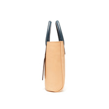 Load image into Gallery viewer, COURTNEY ORLA(コートニーオーラ)のINVERSE TOTE S(バッグ)の横からの写真
