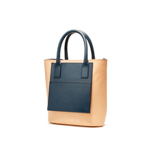 Load image into Gallery viewer, COURTNEY ORLA(コートニーオーラ)のINVERSE TOTE S(バッグ)の斜めからの写真