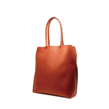 Load image into Gallery viewer, COURTNEY ORLA(コートニーオーラ)のSLOPE TOTE L with shoulder handle(バッグ)を斜めから見た写真