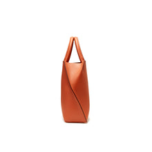 Load image into Gallery viewer, COURTNEY ORLA(コートニーオーラ)のSLOPE TOTE S(バッグ)の横からの写真