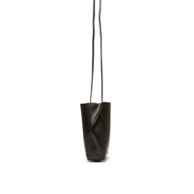 Load image into Gallery viewer, COURTNEY ORLA(コートニーオーラ)のSLOPE TOTE MINI(バッグ)の横からの写真