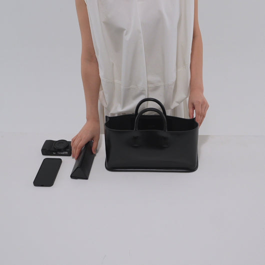 COURTNEY ORLA（コートニーオーラ）のCURVE WIDE TOTE S （ハンドバッグ）の中に荷物を入れる動画