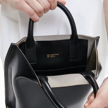 Load image into Gallery viewer, COURTNEY ORLA（コートニーオーラ）のCURVE TOTE S BLACK/PEARL GRAY（ハンドバッグ）の内側の写真
