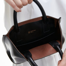 Load image into Gallery viewer, COURTNEY ORLA（コートニーオーラ）のCURVE TOTE S BLACK/CHOCOLATE BROWN（ハンドバッグ）の内側の写真
