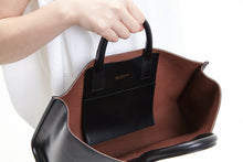 Load image into Gallery viewer, COURTNEY ORLA（コートニーオーラ）のCURVE WIDE TOTE S BLACK/CHOCOLATE BROWN（ハンドバッグ）の内側の写真
