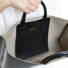 Load image into Gallery viewer, COURTNEY ORLA（コートニーオーラ）のCURVE WIDE TOTE S BLACK/PEARL GRAY（ハンドバッグ）の内側の写真
