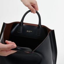 Load image into Gallery viewer, COURTNEY ORLA（コートニーオーラ）のCURVE TOTE L BLACK/CHOCOLATE BROWN（ハンドバッグ）の内側の写真
