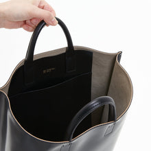 Load image into Gallery viewer, COURTNEY ORLA（コートニーオーラ）のCURVE TOTE L BLACK/PEARL GRAY（ハンドバッグ）の内側の写真
