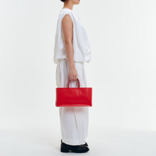 Load image into Gallery viewer, COURTNEY ORLA（コートニーオーラ）のCURVE WIDE TOTE S RED/CAMEL（ハンドバッグ）のモデル着用写真
