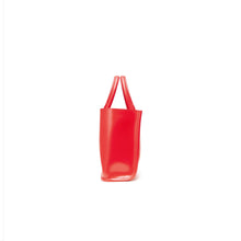 Load image into Gallery viewer, COURTNEY ORLA（コートニーオーラ）のCURVE WIDE TOTE S RED/CAMEL（ハンドバッグ）の横からの写真

