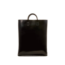 Load image into Gallery viewer, COURTNEY ORLA（コートニーオーラ）のCURVE TOTE L BLACK/CHOCOLATE BROWN（ハンドバッグ）の正面写真
