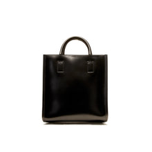 Load image into Gallery viewer, COURTNEY ORLA（コートニーオーラ）のCURVE TOTE S BLACK/CHOCOLATE BROWN（ハンドバッグ）の後面写真
